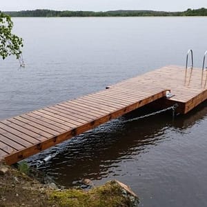 Mökkilaituri putkiponttooneilla
